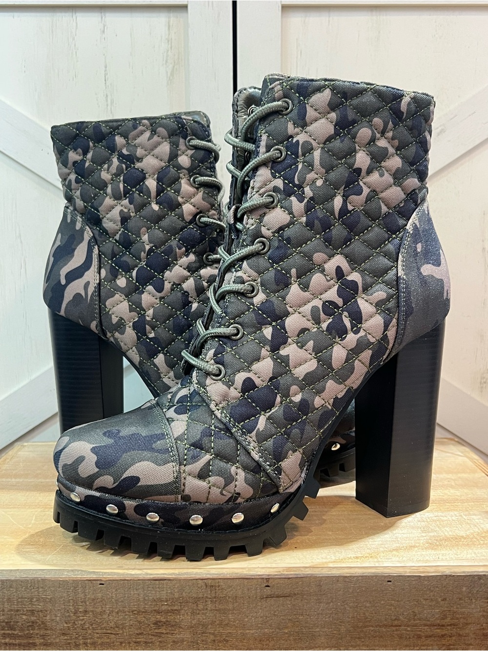 Camouflage Quilted Lug Sole Studded Heel Platform Lace Up Ankle Bootie size 9